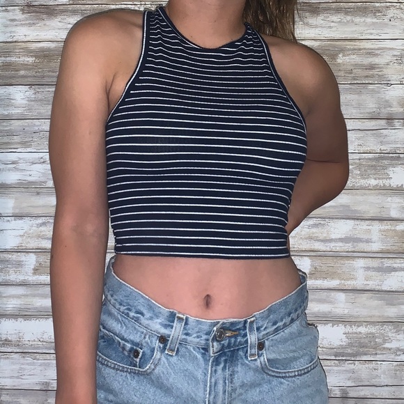 Size small hollister crop top. - Picture 2 of 4